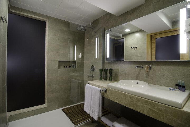 Room 16 of 49