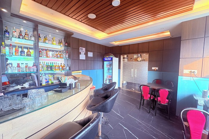 Lounge 72 of 77