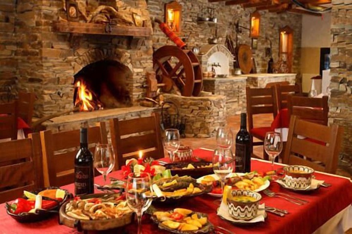 Dining 34 of 46