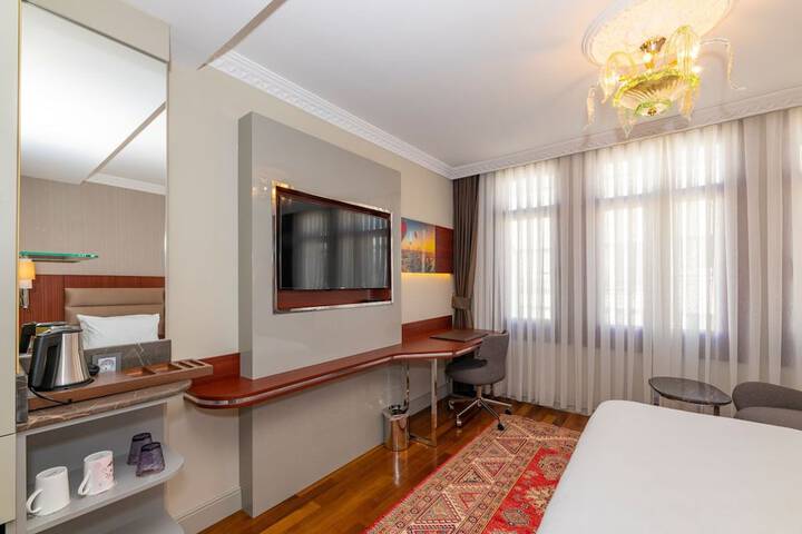 Room 9 of 102