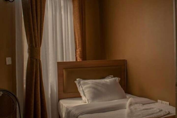 Room 7 of 34