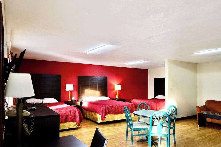 2 Queen Beds (7 of 13)