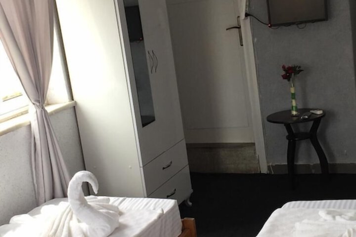 Room 6 of 16