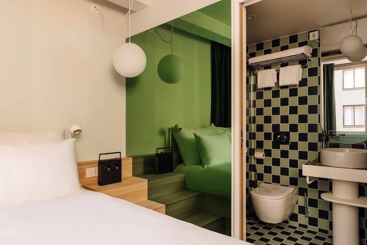 Room 93 of 232