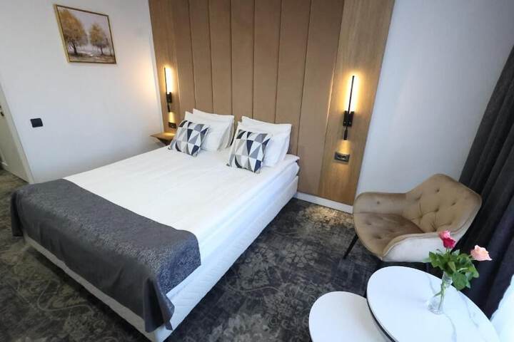 Room 8 of 18