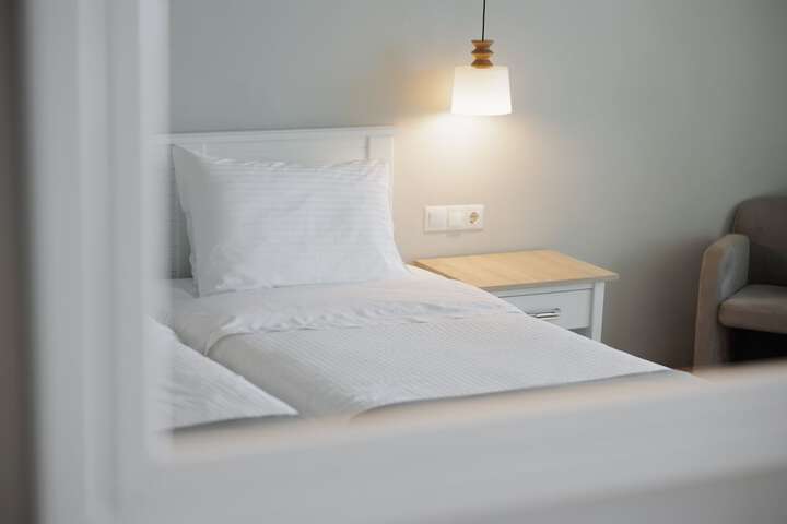 Room 13 of 208