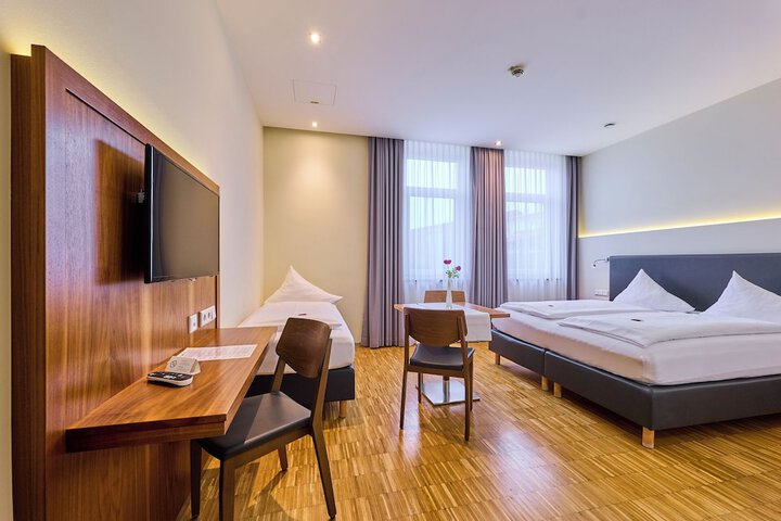 Room 9 of 33