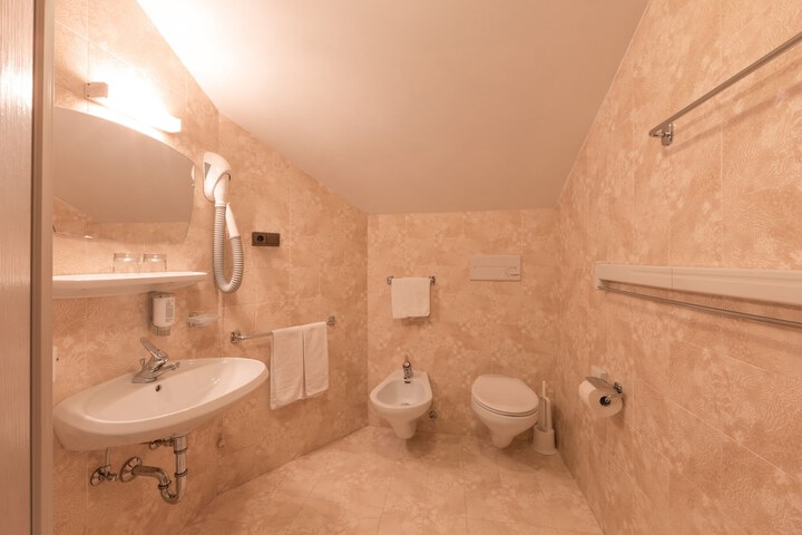 Room 13 of 49