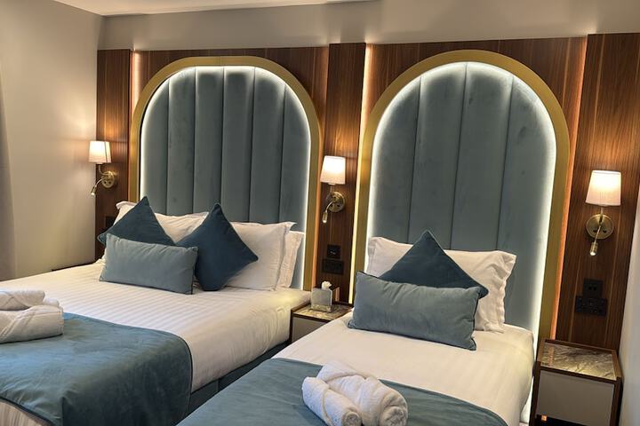 Room 33 of 48