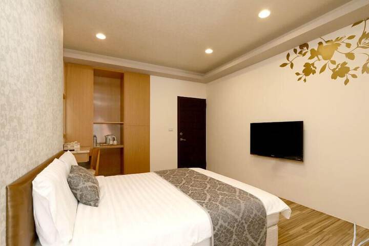 Room 6 of 14