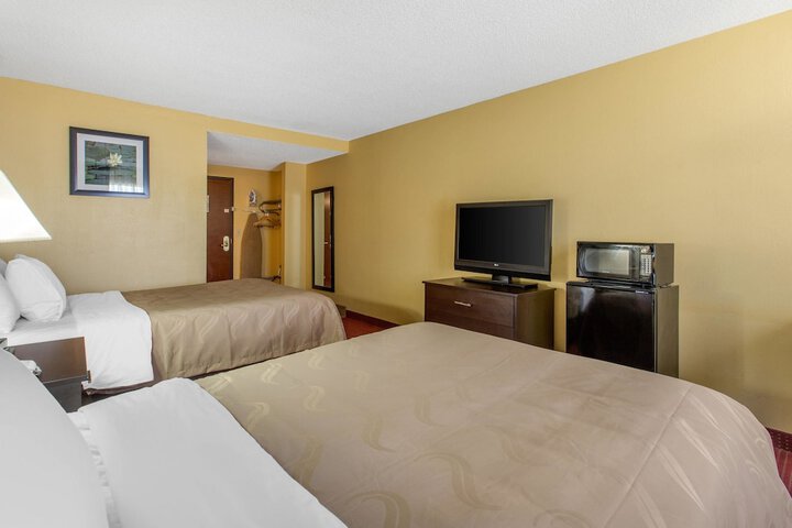 2 Double Beds (3 of 8)