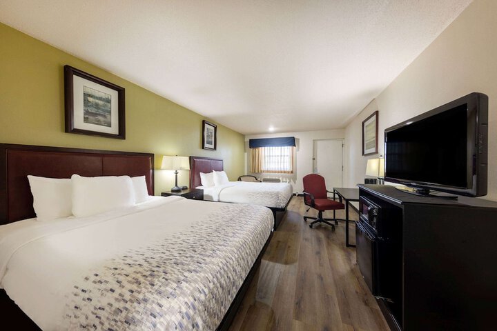 1 Queen Bed (3 of 10)