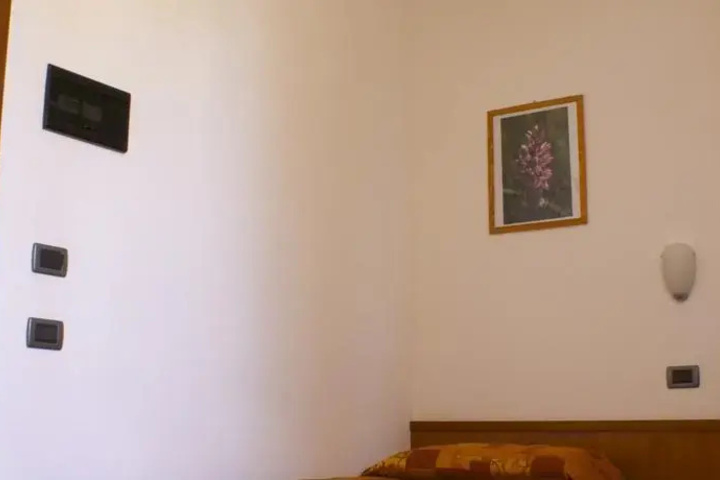 Room 3 of 9