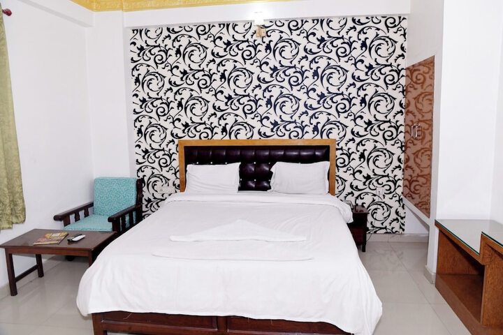 Room 8 of 12