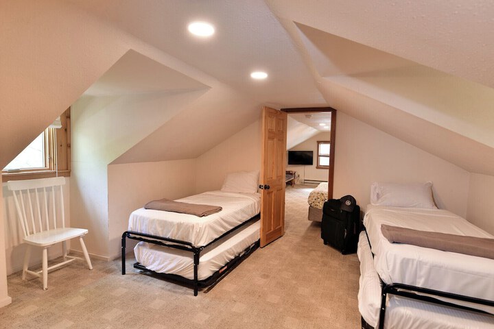 Room 42 of 143
