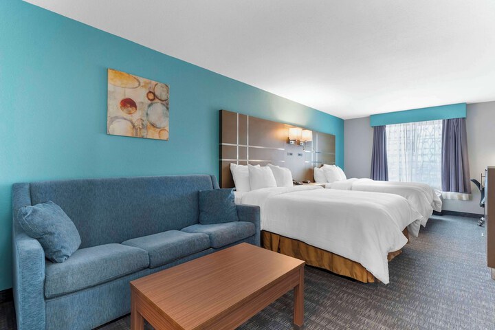 2 Queen Beds Microwave and Refrigerator WiFi Full Breakfast (8 of 10)