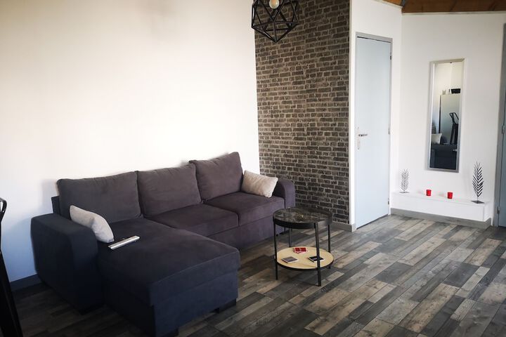 Lounge 6 of 13