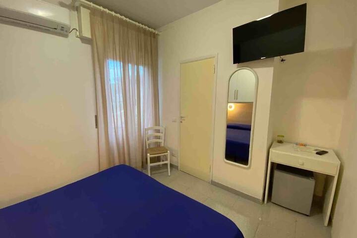 Room 9 of 33