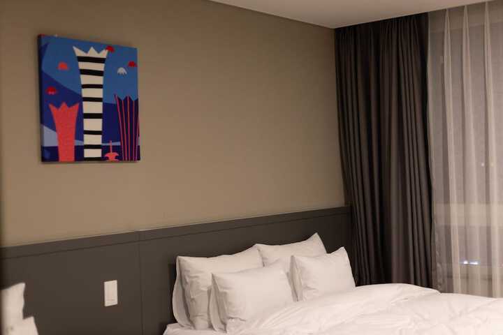 Room 10 of 48