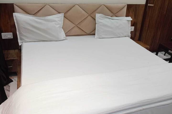 Room 4 of 7