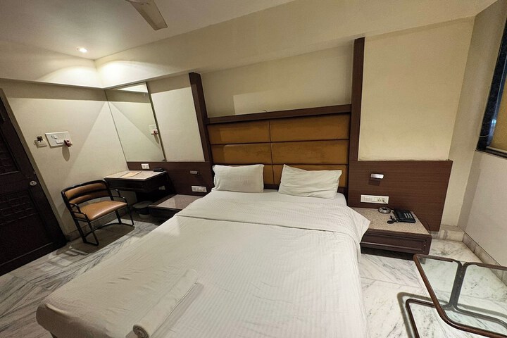 Room 12 of 33