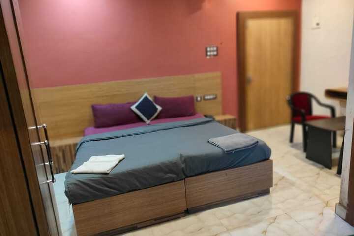 Room 4 of 9