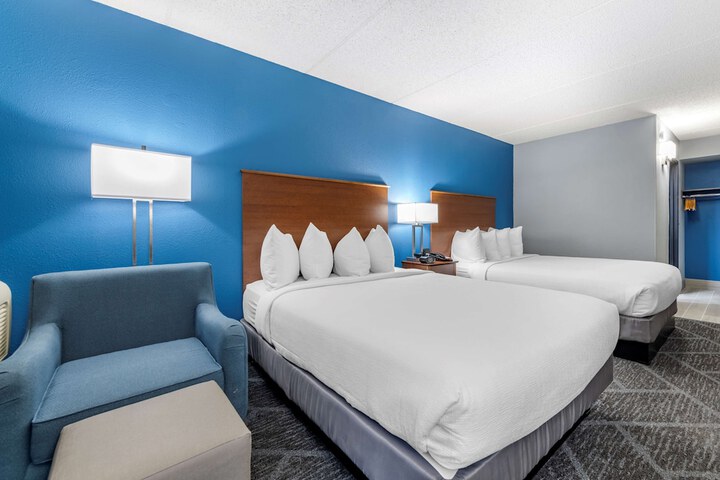 2 Queen Beds Sitting Area Work Desk Microwave and Refrigerator Full Breakfast (5 of 5)