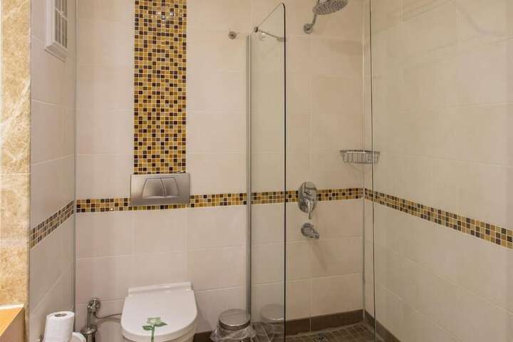 Room 16 of 38