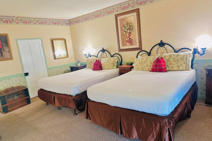 Deluxe Queen Bed (16 of 26)