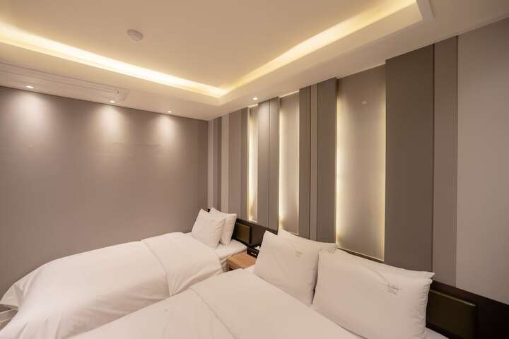 Room 18 of 28