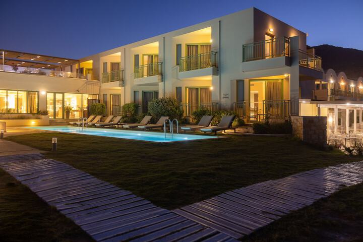 Hotel Exterior 136 of 136