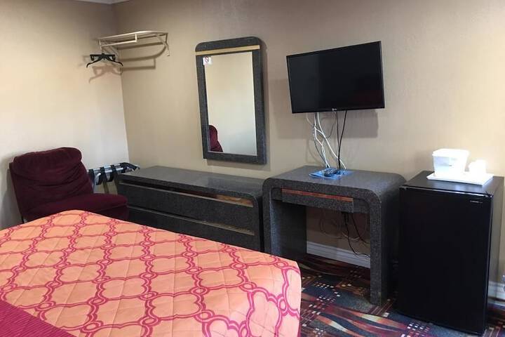 1 Queen Bed (9 of 15)