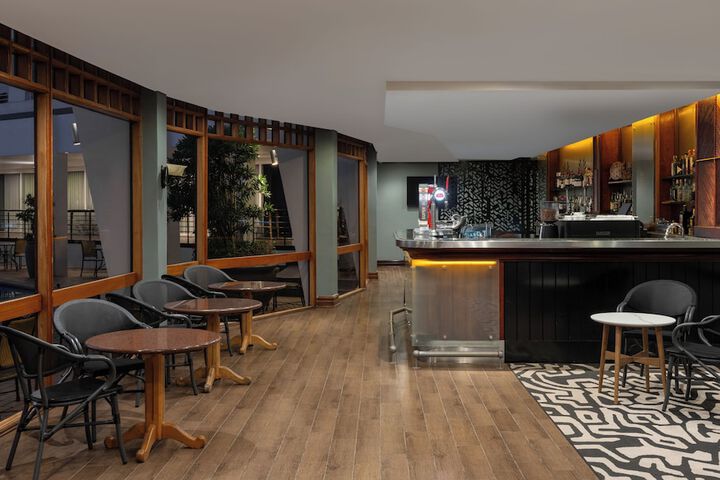 Lounge 104 of 161
