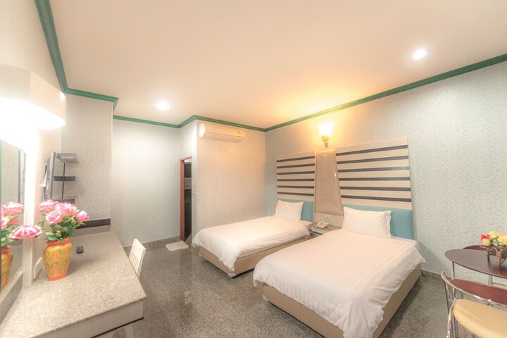Room 11 of 33
