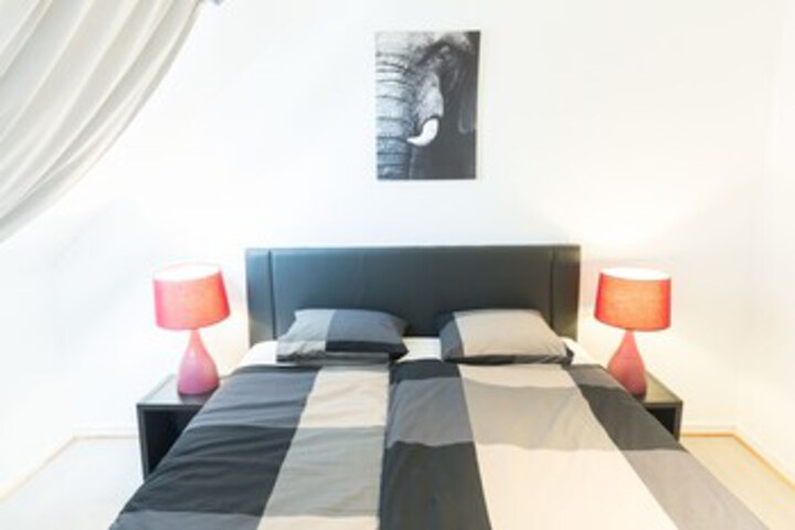 Room 6 of 18