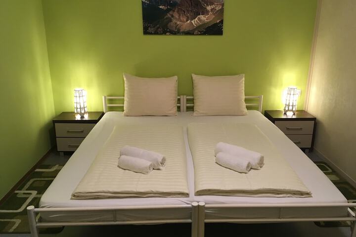Room 10 of 76