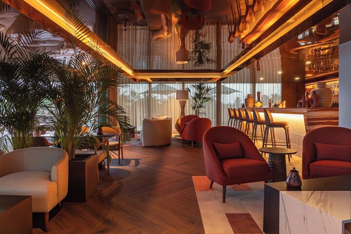 Lounge 72 of 112