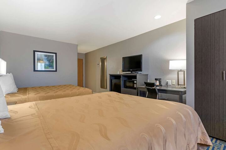 1 Queen Bed (1 of 15)