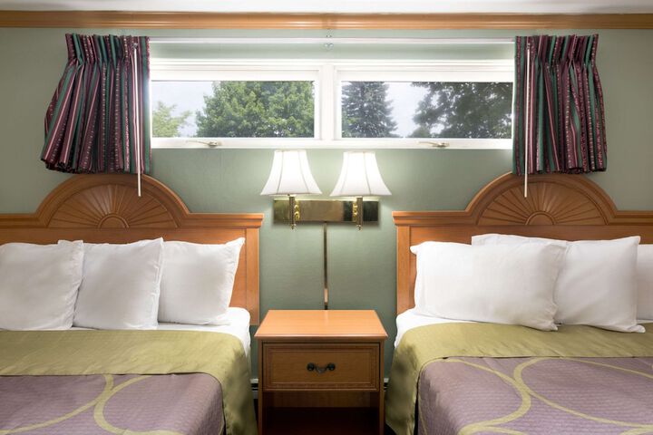 2 Queen Beds (1 of 6)