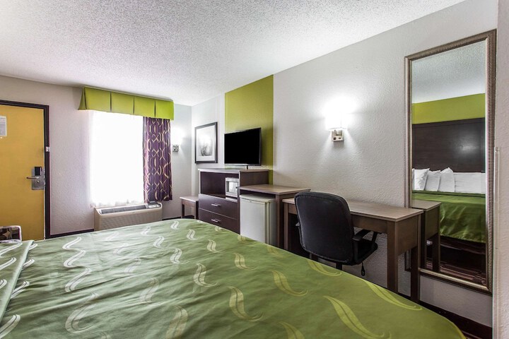 1 King Bed (7 of 7)