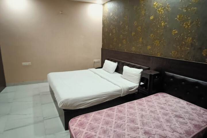 Room 8 of 16