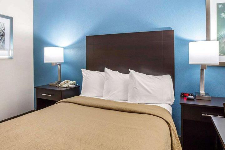 1 Queen Bed (2 of 5)
