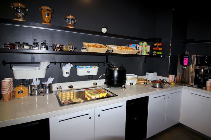 Breakfast/Coffee Service 24 of 35