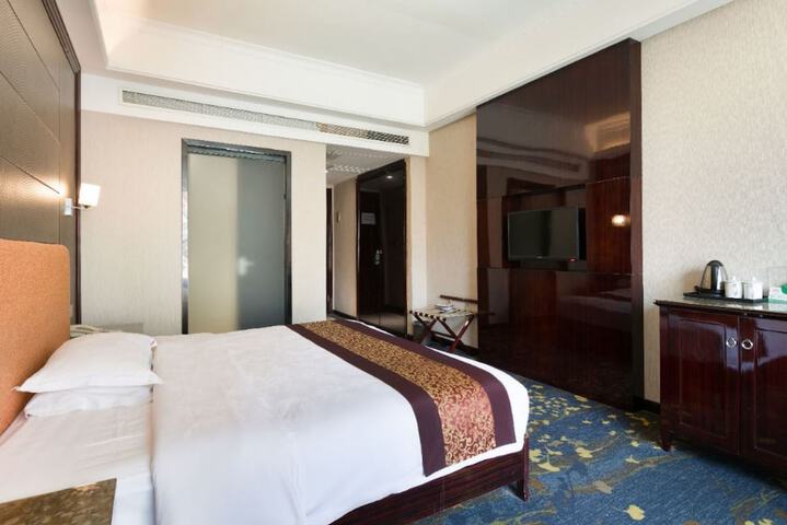 Room 10 of 32