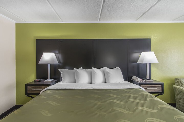 1 King Bed (5 of 13)