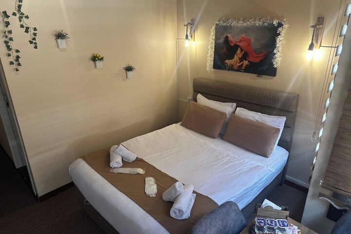 Room 13 of 43