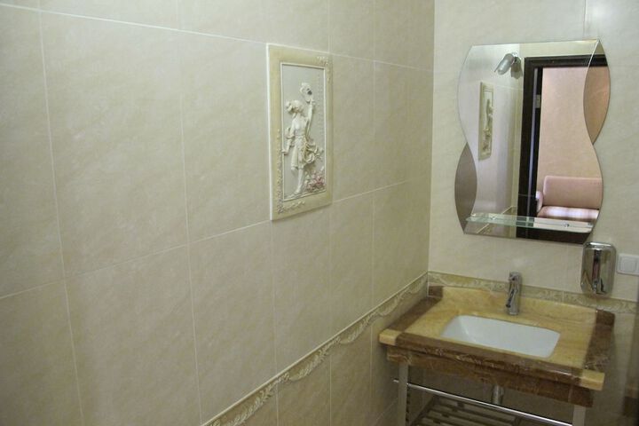 Room 7 of 9