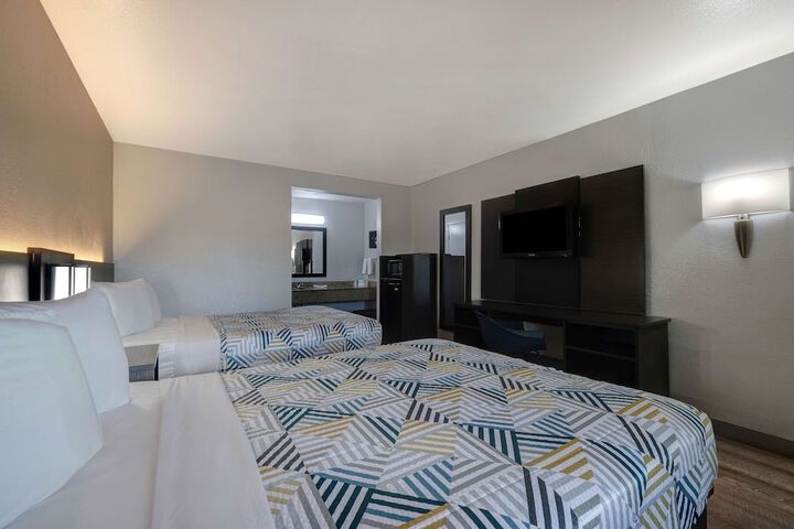 1 Queen Bed (3 of 10)