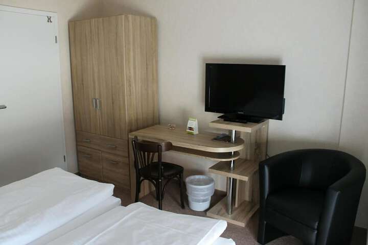 Room 5 of 32