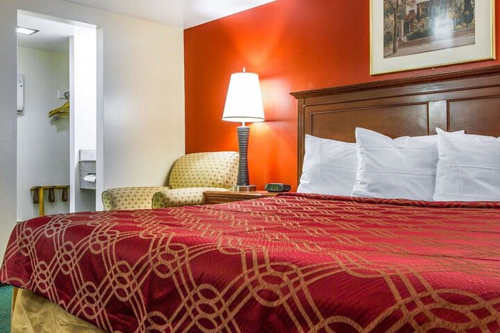 1 King Bed (2 of 11)